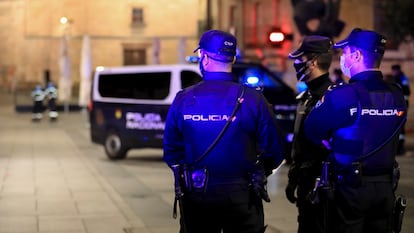 Tres policías nacionales en Salamanca, el 24 de octubre de 2020, la primera noche con toque de queda en Castilla y León.