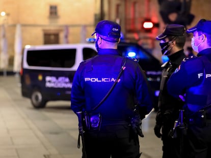 Tres policías nacionales en Salamanca, el 24 de octubre de 2020, la primera noche con toque de queda en Castilla y León.