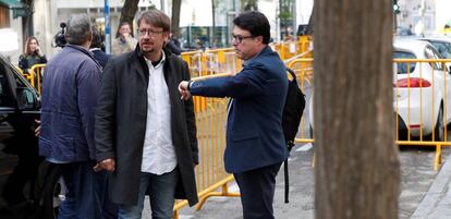 Joan Josep Nuet (d), exmembre de la Mesa, amb el líder de Catalunya en Comú-Podem al Parlament, Xavier Domènech.