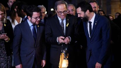 Quim Torra, en el centro, junto a Roger Torrent (derecha) y Pere Aragonés.