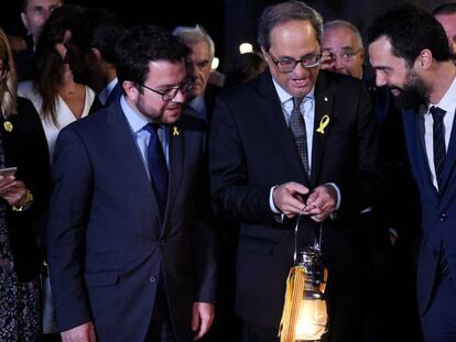 Quim Torra, en el centro, junto a Roger Torrent (derecha) y Pere Aragonés.