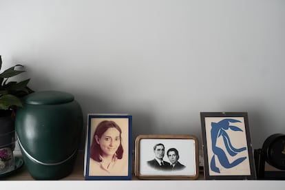 27/5/2025. Estantería en la habitación de Vicente Hidalgo, con recuerdos de su familia y su pareja, Gloria.