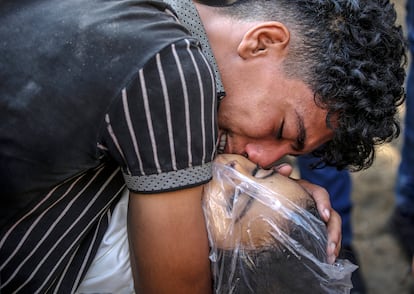 Un palestino llora este viernes en el hospital A-Shifa de Gaza a su hermano muerto por ataques israelíes.
