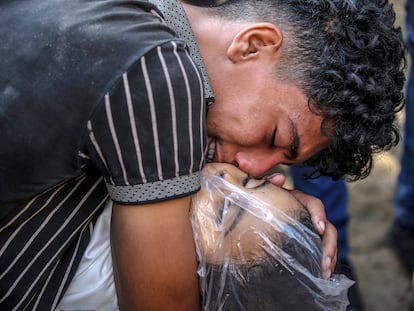 Un palestino llora este viernes en el hospital A-Shifa de Gaza a su hermano muerto por ataques israelíes.