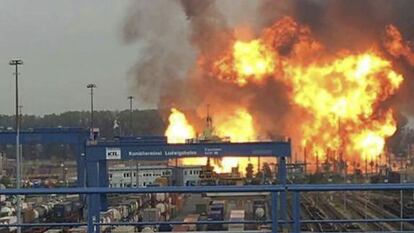 Las llamas devoran parte de las instalaciones tras una explosi&oacute;n en una planta de la compa&ntilde;&iacute;a Basf en Ludwigshafen (Alemania) hoy, 17 de octubre de 2016. Varias personas resultaron hoy heridas y un n&uacute;mero indeterminado permanecen desaparecidas tras dos explosiones en principio no relacionas en sendas plantas qu&iacute;micas del gigante alem&aacute;n BASF en Lampertheim y Ludwigshafen (oeste de Alemania), dos localidades a apenas 30 kil&oacute;metros de distancia. EFE/EINSATZREPORT SUEDHESSEN