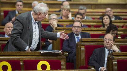 Ernest Maragall (ERC) se dirige a Miquel Iceta (PSC) durante una sesión en el Parlament. 
