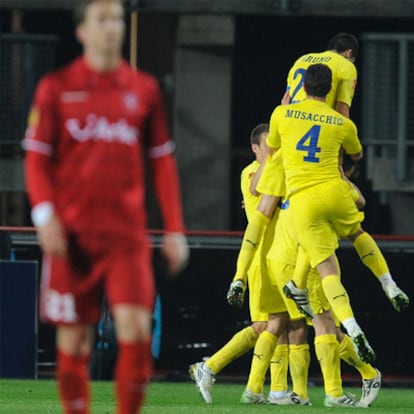 Los jugadores del Villarreal celebran el gol de Rossi.