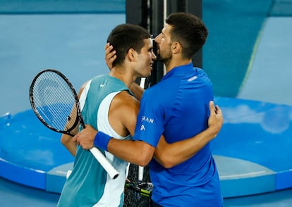 Alcaraz y Djokovic se saludan en la red.