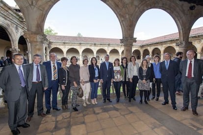 El lehendakari, Iñigo Urkullu, y otras autoridades en la sede del Instituto de Sociología Jurídica en la Universidad de Oñati.