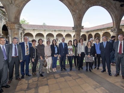 El lehendakari, Iñigo Urkullu, y otras autoridades en la sede del Instituto de Sociología Jurídica en la Universidad de Oñati.