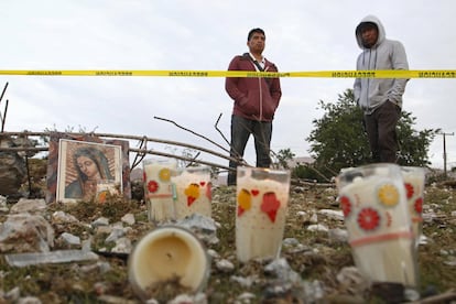 Una explosión de pirotecnia dejó al menos 14 muertos y más de 30 heridos este lunes en el Estado mexicano de Puebla (en el centro del país). En la foto, habitantes acuden al lugar de la explosión en la comunidad de San Isidro, en el municipio de Chilchotla.