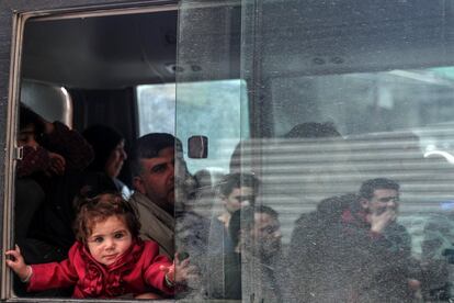 Una niña a bordo de un autobús durante el segundo día de la evacuación de Duma (Siria).