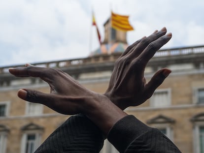 Un hombre cruza los brazos durante una concentración en Plaza de Sant Jaume de Barcelona contra el racismo 'Las vidas negras importan' organizada por la Comunidad Negra Africana y Afrodescendiente de España (CNAAE) el 7 de junio de 2020.
Matias Chiofalo
07/06/2020