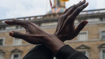 Un hombre cruza los brazos durante una concentración en Plaza de Sant Jaume de Barcelona contra el racismo 'Las vidas negras importan' organizada por  la Comunidad Negra Africana y Afrodescendiente de España (CNAAE) el 7 de junio de 2020.
Matias Chiofalo
07/06/2020