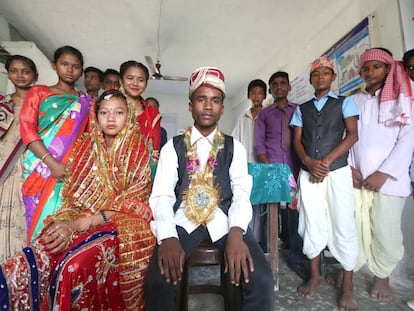 Renuka Kumari Choudhary y Rakesh Kumar, dos adolescentes nepalíes, en la representación teatral de una boda infantil.  