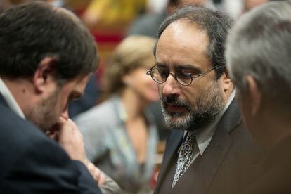 Oriol Junqueras (i), líder de ERC, conversa con Antonio Baños de la CUP, en el Parlament catalán.