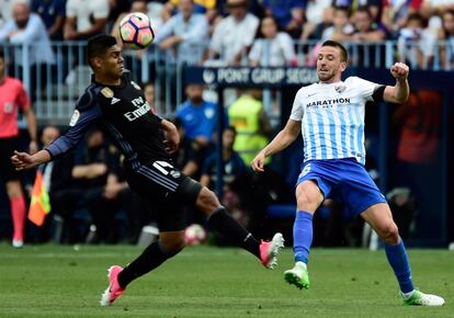 El centrocampista del Real Madrid Casemiro lucha por el balón con el defensa del Málaga Ignacio Camacho.