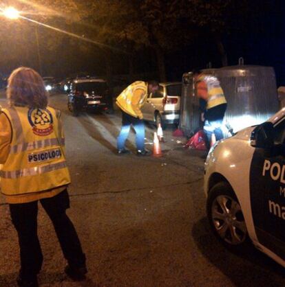 Servicios de emergencia ante el contenedor contra el que fue propulsado el conductor tras ser arrastrado durante varios metros por una calle de Moratalaz.