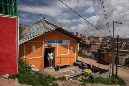 Patricia Rodriguez en la puerta de su vivienda.
