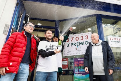Varias personas celebran el tercer premio de la Lotería de El Niño, el 57033, este sábado en Lugo.