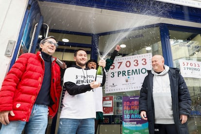 Varias personas celebran el tercer premio de la Lotería de El Niño, el 57033, este sábado en Lugo.
