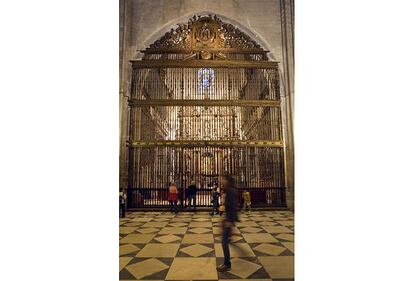 La Unesco reconoció la importancia del conjunto que forman la Catedral de Sevilla (en la fotografía, reja en el interior), el Alcázar y el Archivo de Indias. La Catedral y el Alcázar son ejemplos de la arquitectura almohade de Al Ándalus, y de la influencia del arte musulmán tras la reconquista cristiana. El antiguo minarete de la Giralda, también almohade, se mantiene en pie al costado de la catedral. En el Archivo de Indias se conservan fondos documentales de las colonias españolas en América.