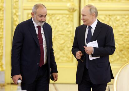 El primer ministro de Armenia, Nikol Pashinián, con el presidente ruso, Vladímir Putin, el pasado 8 de octubre en Moscú.