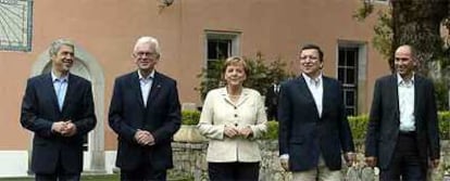 De izquierda a derecha, José Sócrates, Hans-Gert Pöttering, Angela Merkel, José Manuel Durão Barroso y Janez Jansa, ayer en Sintra.