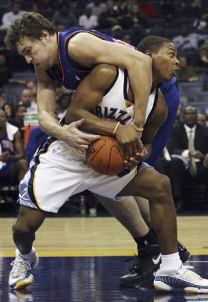 Los jugadores David Lee y Kyle Lowry luchan por la pelota