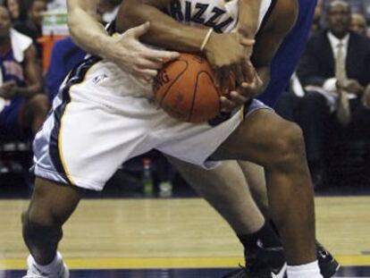 Los jugadores David Lee y Kyle Lowry luchan por la pelota