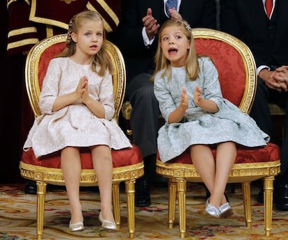 Leonor y Sofía han dado un aire nuevo a la imagen de la monarquía española. Son dos niñas muy educadas pero a la vez espontáneas, como demostraron el día en que su padre se convirtió en el Rey de España, en 2014. 