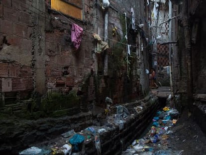 Vala de esgoto na Rocinha.