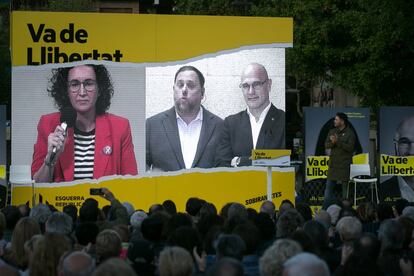 Desde la izquierda, Marta Rovira, Oriol Junqueras y Raül Romeva intervienen en el acto final de campaña de ERC con el candidato número 2, Gabriel Rufián, este viernes en Barcelona.