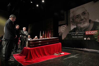 El alcalde de Madrid, Alberto Ruiz-Gallardón, junto a Manuel Cobo visitan la capilla ardiente de Marcelino Camacho.