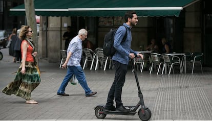 Un home en patinet elèctric a la Gran Via de Barcelona, aquest dimecres.