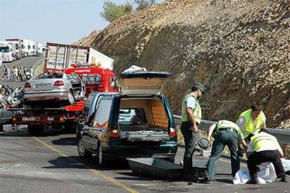 Lugar del accidente en el que ayer fallecieron tres personas en Sarrión (Teruel).