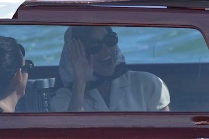 Lauren Sánchez saluda desde un barco mientras se encamina a la ceremonia de este viernes por la tarde.