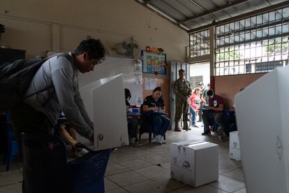 En la imagen un centro de votación en Ecuador.