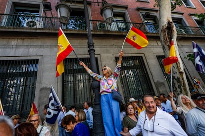 Una simpatizante del Partido Popular ondea dos banderas de España en las inmediaciones de la plaza de la Independencia de Madrid, durante la protesta, este domingo.