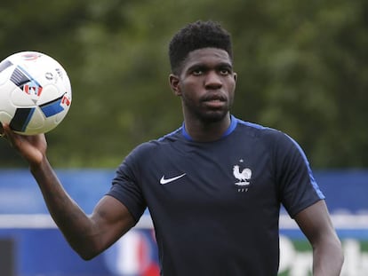 Umtiti en un entrenamiento con la selección francesa en la Eurocopa.