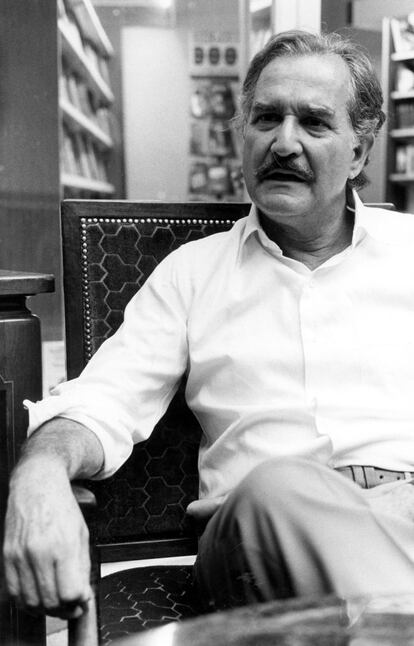 Amigo de las 'summas' literarias, como 'Cambio de piel' (1967) y 'Terra nostra' (1975), Carlos Fuentes se mueve también brillantemente en las distancias medias y cortas: no hay nada más que leer su 'nouvelle' 'Aura' y esa joyita de la ficción breve que es 'Chac-mool' para hacernos una idea fundamentada de su versatilidad narrativa. Si a ello le agregamos la cantidad de reflexiones sobre el arte, la literatura, el mundo, la política (mexicana sobre todo, pero también planetaria), daremos entonces con un auténtico 'homme de lettres' de nuestro tiempo. La novela para Fuentes es la expresión absoluta del conocimiento de la realidad histórica y la realidad intrahistórica soldadas en una sola realidad llamada transfiguración literaria. Mito y testimonio configuran la ecuación bajo la cual el autor mexicano arma su discurso literario. De todo lo que se puede decir de la narrativa de Fuentes me quedo con su concepción de la novela como ente total, nacida en Cervantes, proseguida por Thomas Mann y Hermann Broch: la novela hecha de novela, poesía, ensayo, ciencia, filosofía y, sobre todo, de infatigable redefinición del género novelístico.