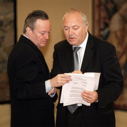 El ministro de Asuntos Exteriores, Josep Piqué (izquierda), conversa en abril de 2002 en La Moncloa con el entonces enviado especial de la Unión Europea para Oriente Próximo, Miguel Ángel Moratinos, ahora jefe de la diplomacia española, durante una reunión de representantes de la ONU, la Unión Europea, EE UU y Rusia por la invasión de Israel de territorios de la Autonomía Palestina.