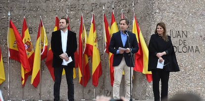 (l-r) Journalists lbert Castillón, Carlos Cuesta and María Claver read out the manifesto.