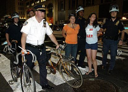 La policía detiene a dos jóvenes que participaban en una manifestación ciclista el viernes por la noche en Nueva York.