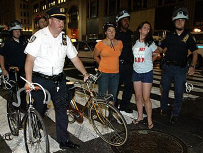 La policía detiene a dos jóvenes que participaban en una manifestación ciclista el viernes por la noche en Nueva York.