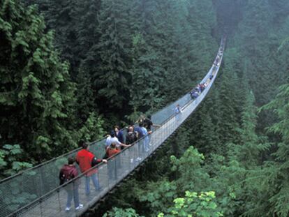 El puente colgante sobre el río Capilano mide 136 metros de largo y es una de las principales atracciones turísticas de Vancouver (Canada).