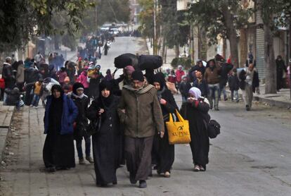 Tras el desmoronamiento del frente rebelde en el noreste de Alepo, decenas de miles de civiles han huido de las zonas de combate, donde permanecen asediados más de 250.000 residentes desde el pasado mes de julio. En la imagen, residentes sirios, de la zona de Alepo controlada por los rebeldes, abandonan sus casa para buscar un lugar más seguro.