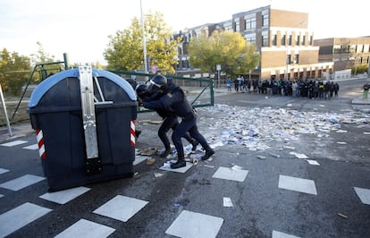 Precisamente ayer el Rectorado de la Universidad Complutense de Madrid se quejó de la entrada de efectivos de la Policía Nacional a las 8.30 horas en el campus de Somosaguas "sin el conocimiento de las autoridades académicas". En la imagen, agente de la policía retiran un contenedor que impedía la entrada a la universidad.