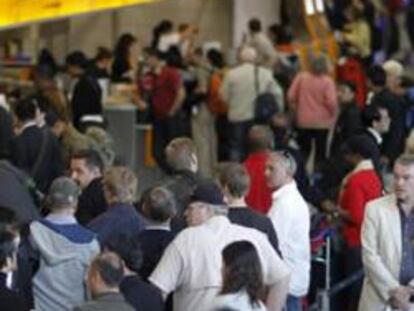 Afectados por el colapso aéreo tratan de lograr una plaza en los vuelos que comienzan a reanudarse.