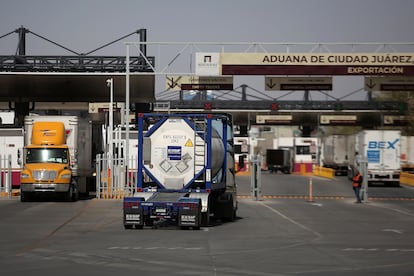 Transportistas esperan en Ciudad Juárez para cruzar a Estados Unidos.